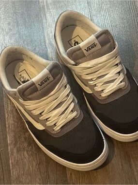 Vans Low Top Sneakers in Black, Gray & White